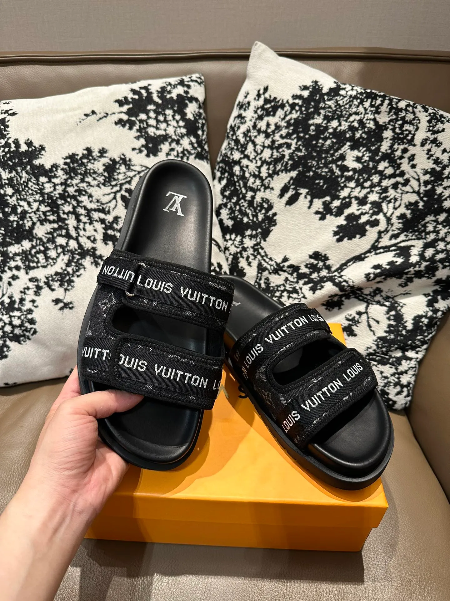 Men's shoes 💰360💰 LV flip flops, cowhide surface, sheepskin lining, size 36-46